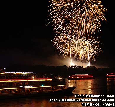 Bild Foto Rheinschifffahrt Rhein in Flammen Bonn, Abschluss-Feuerwerk von der Rheinaue, 13940 © 2007 WHO