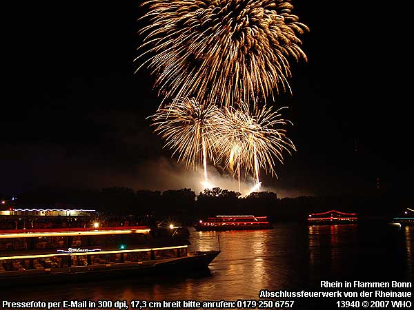 Rhein in Flammen Bonn, Abschlussfeuerwerk von der Rheinaue, 13940 © 2007 WHO