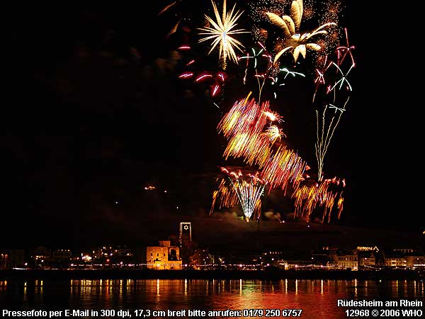 Feuerwerk bei R�desheim am Rhein, 12968 � 2006 WHO