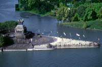 Deutsches Eck bei Koblenz an der M�ndung der Mosel (oben) in den Rhein (unten). Foto: � Fremdenverkehrs- und Heilb�derverband Rheinland-Pfalz