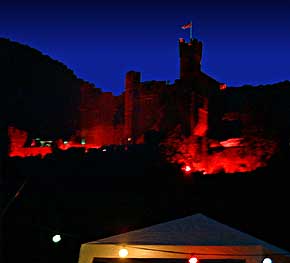 Burg Reichenstein bei Trechtingshausen beim Feuerwerk zu Rhein Feuerwerk, © 1999, Foto 18, WHO