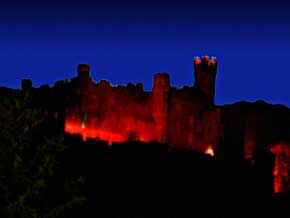 Burg Reichenstein bei Trechtingshausen beim Feuerwerk zu Rhein Feuerwerk, © 1999, Foto 23, WHO