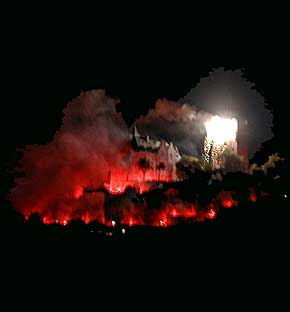 Burg Klopp in Bingen beim Feuerwerk zu Rhein Feuerwerk, © 1999, Foto 42, WHO