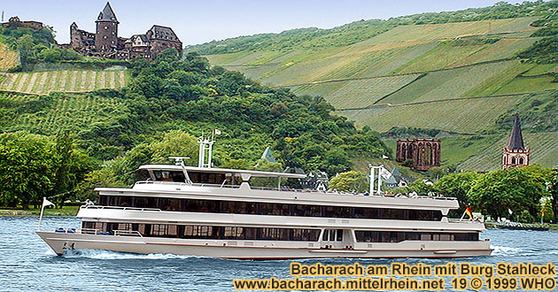 Rheinschifffahrt bei Bacharach unterhalb der Burg Stahleck