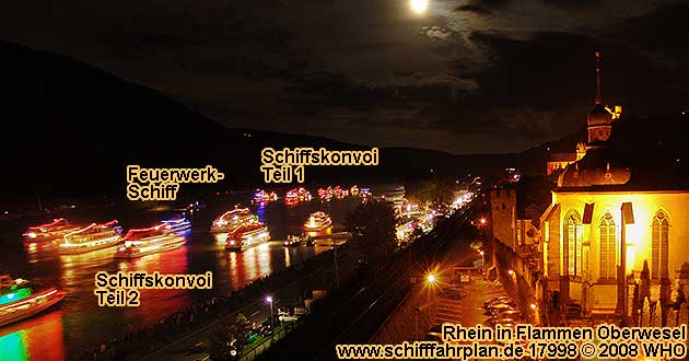 Die Rheinschiffe warten auf das Feuerwerk Rhein in Flammen Oberwesel am Rhein. Blick vom Steingassenturm an der begehbaren Stadtmauer.
