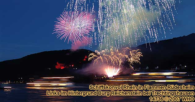 Schiffskonvoi Rhein in Flammen Rdesheim / Bingen. Links im Hintergrund Burg Reichenstein bei Trechtingshausen.