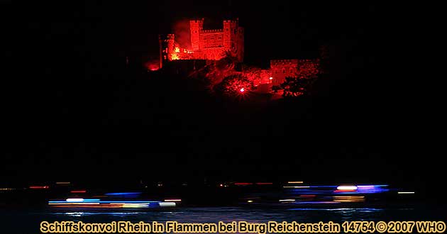 Schiffskonvoi Rhein in Flammen Rdesheim / Bingen. Burg Reichenstein bei Trechtingshausen.