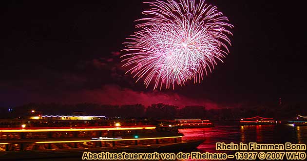 Rheinschifffahrt Rhein in Flammen Bonn, Abschlussfeuerwerk von der Rheinaue, 13927  2007 WHO