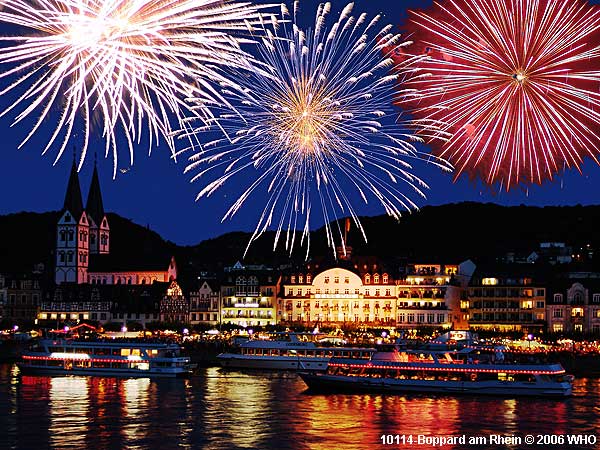 Rheinschifffahrt und Feuerwerk bei Boppard am Rhein