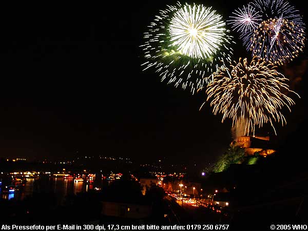 Feuerwerk Rhein in Flammen Koblenz, links Schiffskorso und Deutsches Eck, rechts Festung Ehrenbreitstein. Foto  2005 WHO, 04510-rif-2005-who-600_01.jpg